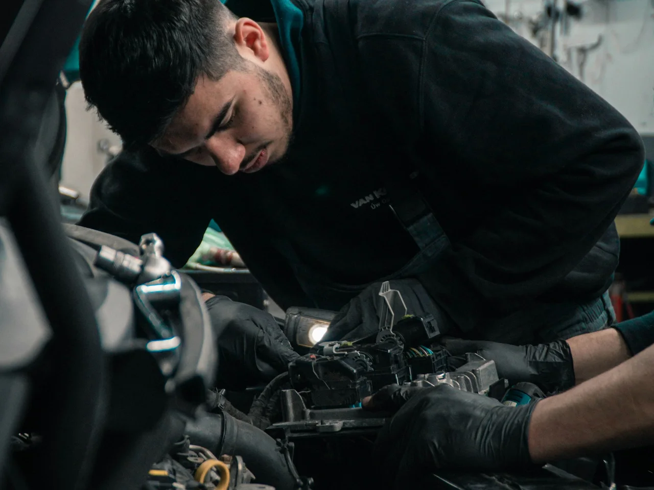 Técnico trabajando en un vehículo en el taller