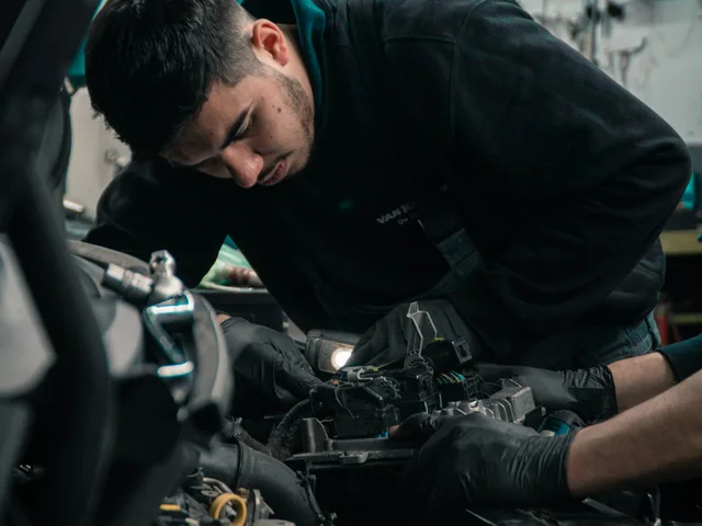 Técnico trabajando en un vehículo en el taller