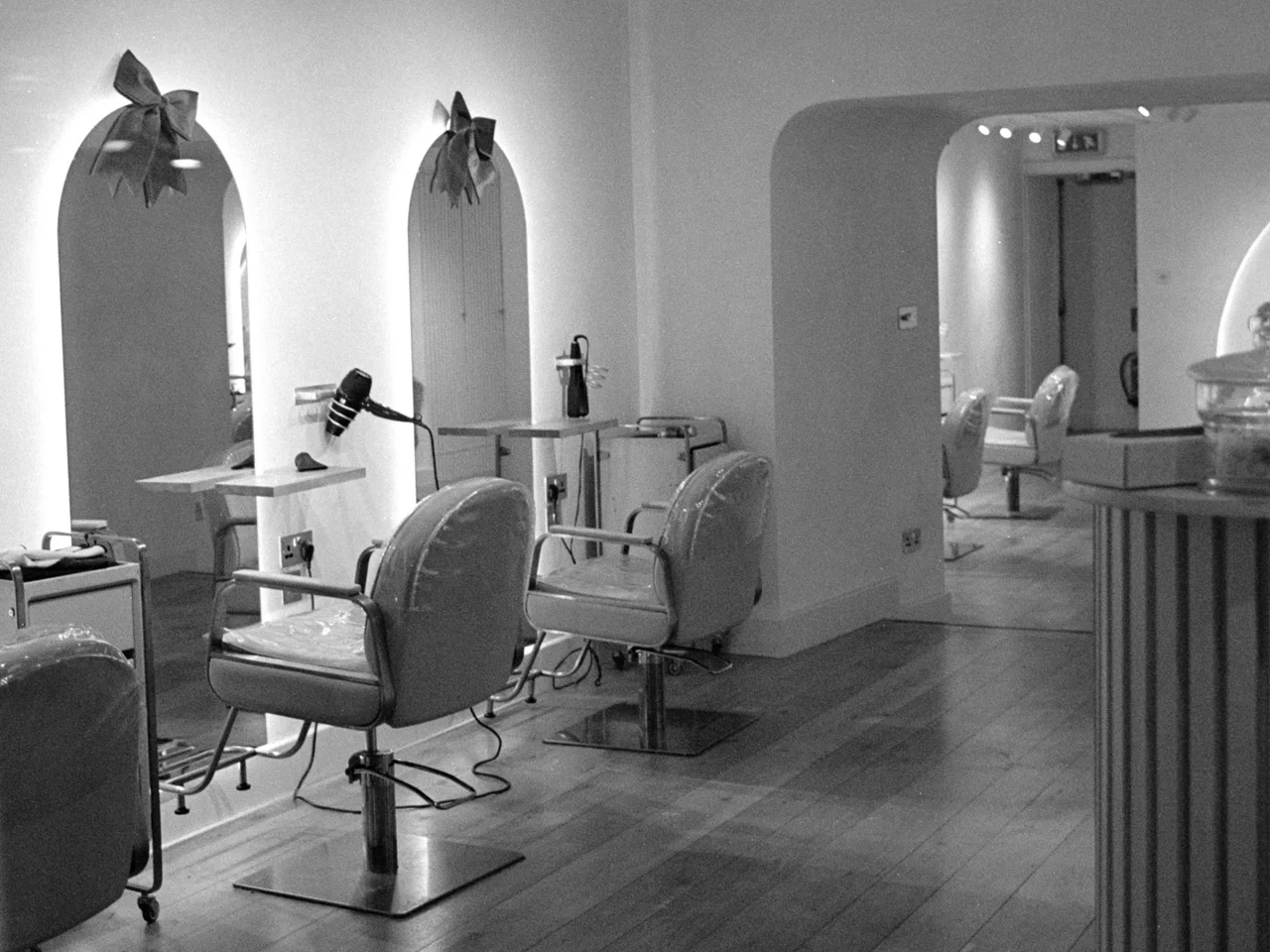 Salón de belleza con estaciones de atención