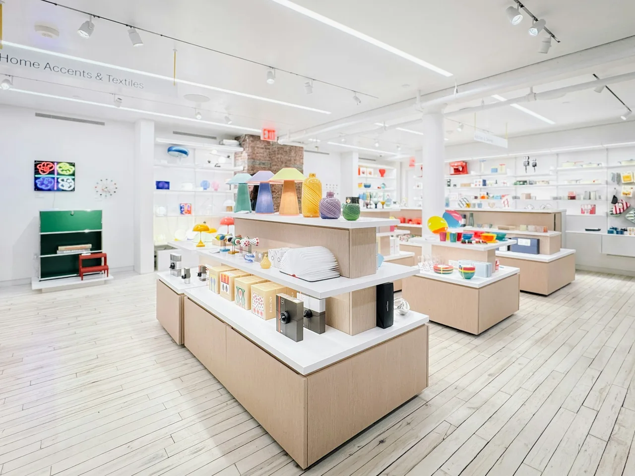 Tienda con exhibidores de productos