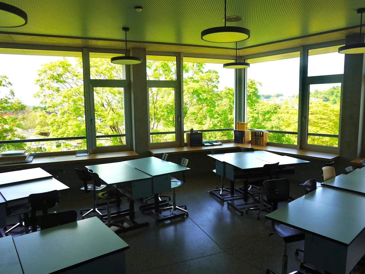 Aula con mesas y ventanas