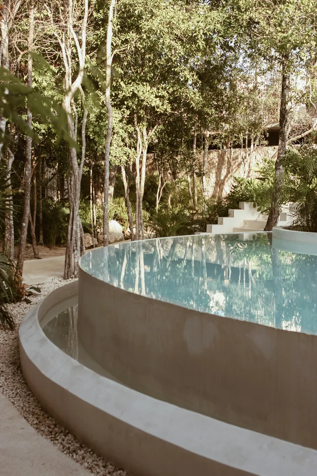 Alberca de un hotel rodeada de vegetación