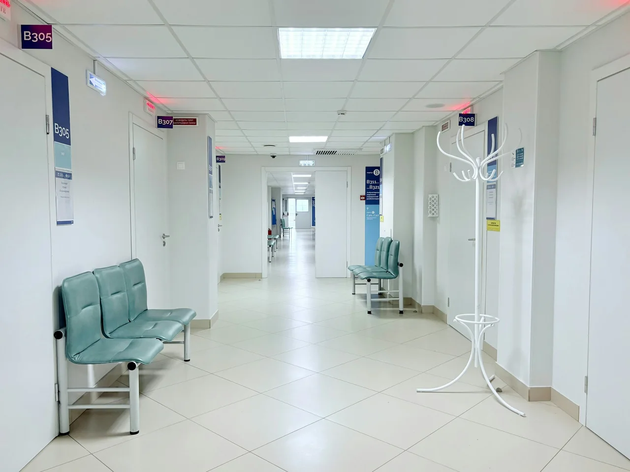 Pasillo y área de espera de un centro de salud